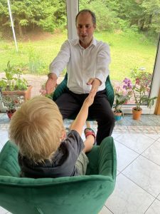 Avtor knjige pri delu. Avtor knjige pri delu.